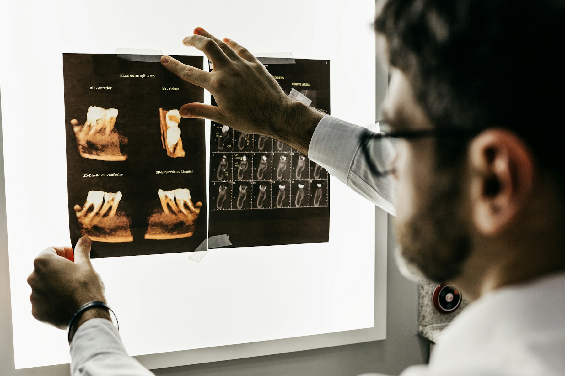 Profissional analisando um exame odontológico