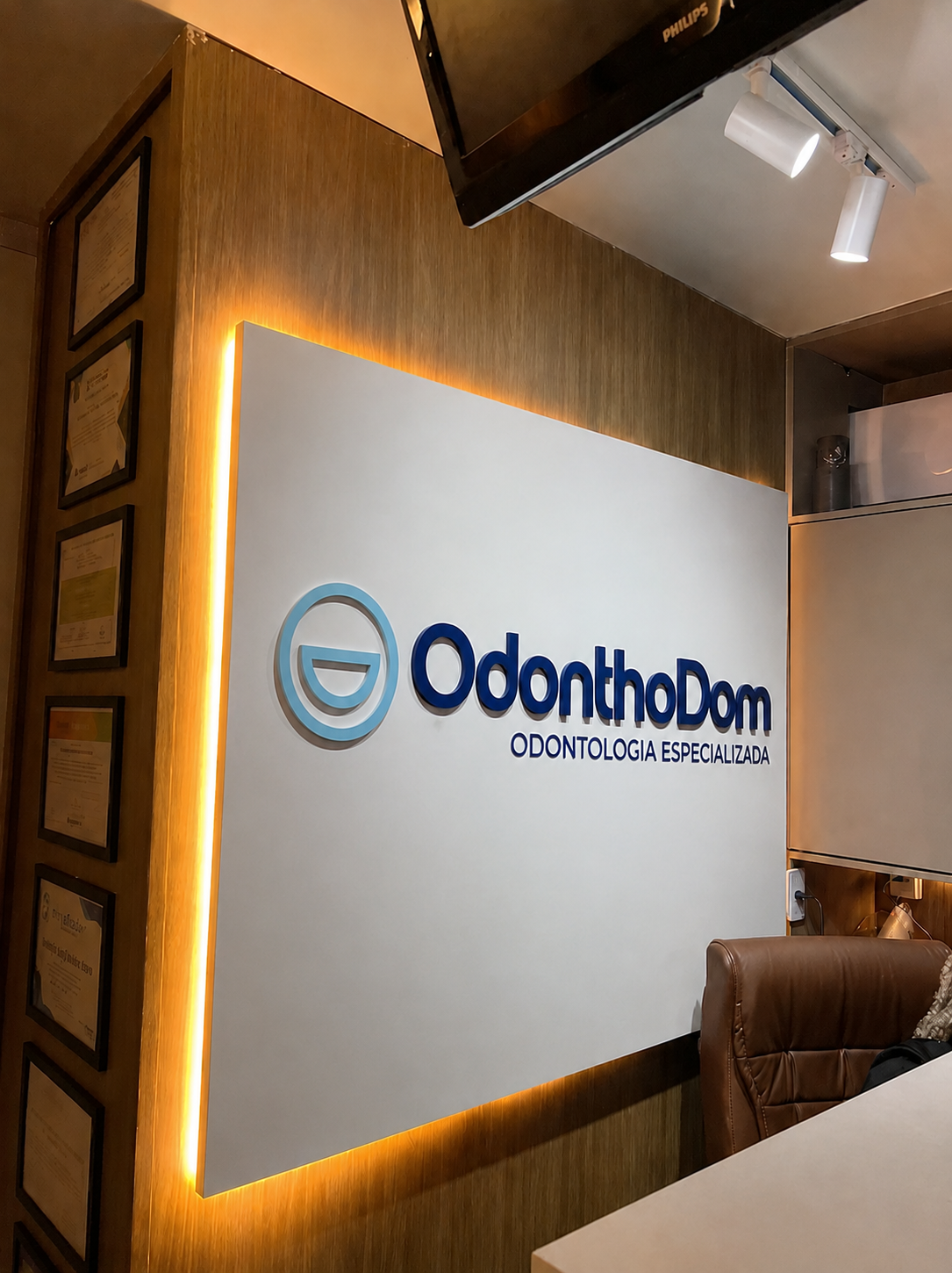 Painel de recepção com a marca OdonthoDom